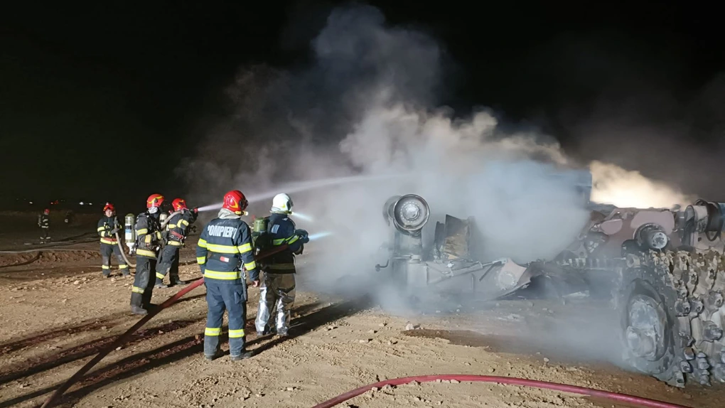 Explozie urmată de incendiu în Călimănești. Patru muncitori au murit şi alţi cinci au fost răniţi după ce o magistrală de gaz a luat foc.