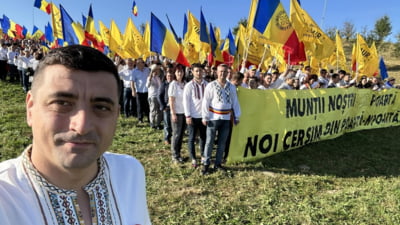 Susținătorii AUR au distribuit pliante la SNSPA în care îi îndeamnă pe tineri să renunțe la studii și să se înscrie în partid